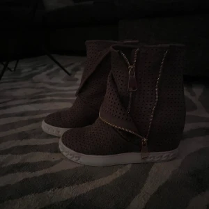 Skor med kilklack  - As coola skor med kilklack (köpta i Dubai)