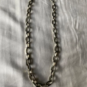 Halsband/ halskedja  - Oanvänd. 25 cm