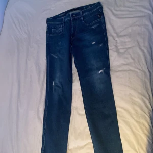 Replay jeans (hyperflex) - Snygga jeans med lite slitningar tveka inte på att höra av dig om du har frågor💯💯 pris kan diskuteras.