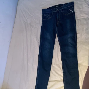 Sköna replay jeans - Jeansen e riktigt sköna och stilrena utan några slitningar, det är också hyperflex som jag att de blir lite mer rörliga, tveka inte på att höra av, pris kan diskuteras