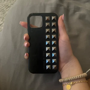 Ideal of sweden skal  - Säljer mitt skal då jag fick ny mobil kvalitet är bra förutom att den knäcktes lite uppe i Sidan vid kamran men är fast limmat med superlim igen som man ser på bilen orgnal pris 500 men säljer för 200 eftersom den är sönder men pris kan diskuteras 