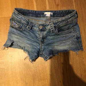 Shorts - Jeansshorts från Gina young, storlek 146, i nyskick, säljer för 199kr!