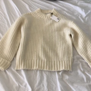 Vit stickad tröja  - Stickad tröja från lager 157, aldrig använd. Det står inte riktigt storlek men jag är 14 och den passar nog i några år till ❤️