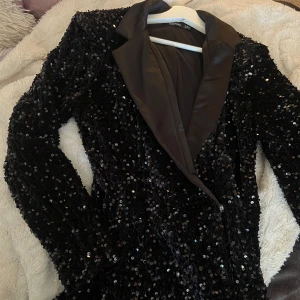 Festklänning - Klänning med paljetter, helt oanvänd!! Den är i storlek 44 men känns mer som en 42❤️‍🔥