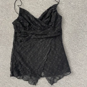 Spetstopp  - Korsat spetslinne med glitter detaljer i tyget! Superfin med bra kvalitet!