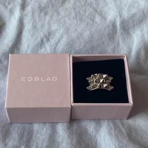 Ny Edblad ring!! - Säljer en as snygg Edblad ring som nästan är helt ny och har inga defekter! Box och allt ingår❤️ rostfritt stål så man kan duscha och bada med den