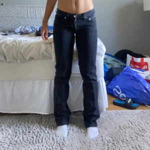 Jeans - Svarta icon jeans från lager 157 i väldigt bra skick. 77cm i innebenslängd. Pris kan diskuteras vid en snabb affär 💕