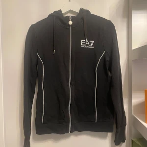 Ea7 zip hoodie - Säljer denna armani koftan, använd några gånger