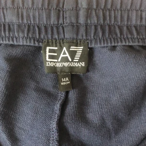Ea7 byxor - Säljer mina byxor för att de är för små. Nyskick
