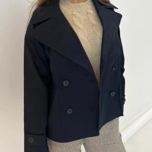 Design by si kappa - Jag säljer min blåa kappa som passar jätte bra nu till hösten. Köpte den förra året men ser ut som ny. Skriv vid frågor och om ni skulle vilja sänka priset!