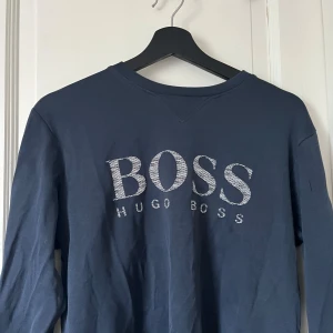 Hugo boss tröja  - Mörkblå hugoboss sweatshirt, storlek M men är lite liten i storleken. Fint skick 