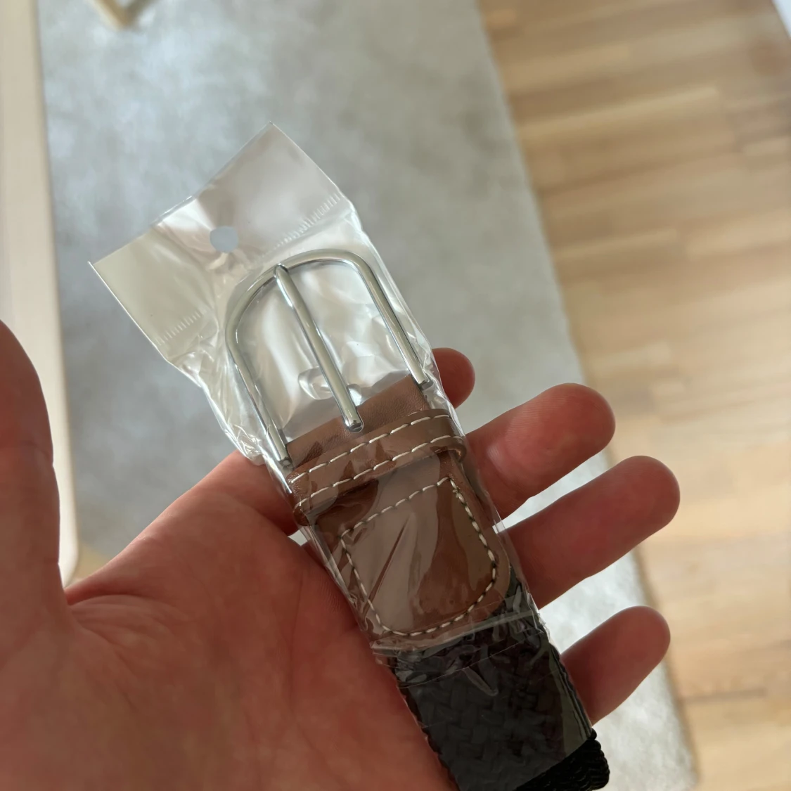 Svart flätat bälte med bruna detaljer