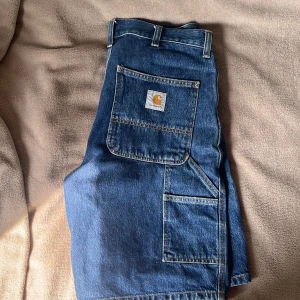 Carhartt Jeans Shorts - Jeans shorts från Carhartt i utmärkt skick. Bara använda ett fåtal gånger. Storlek 32