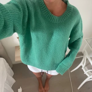 Grön oversize stickad tröja  - Oversize grovstickad tröja i härlig grön färg 🤍 använd en gång, strl XL (men ja är vanligtvis XS/S o tycker passformen är fint oversize) 
