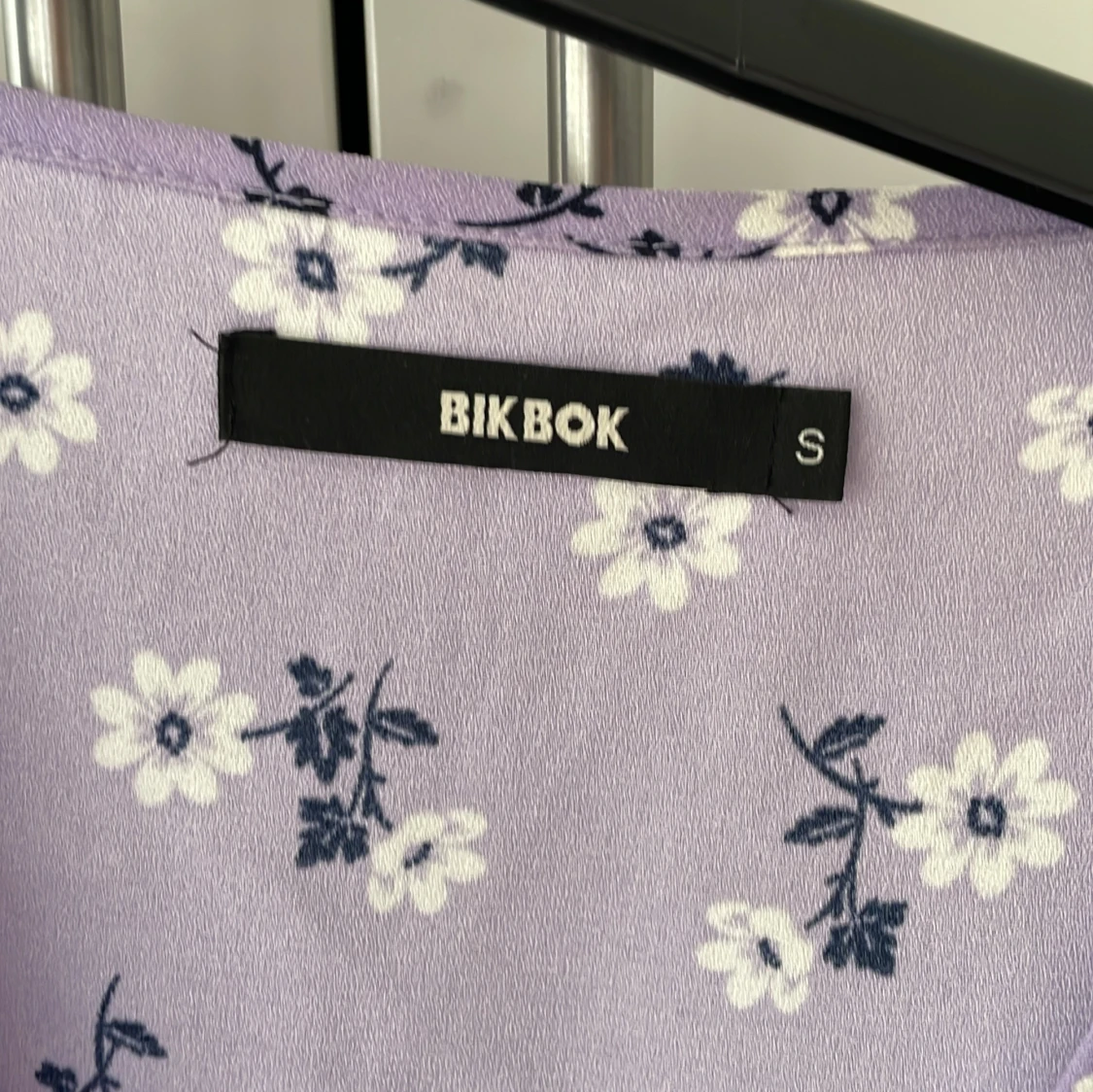 Lila blommig klänning från Bik Bok - 91