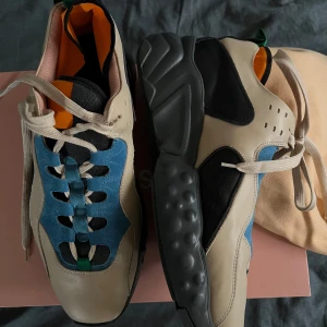 Acne studios skor - Aldrig använda, har legat i garderoben sen i köp. Helt i nyskick. Kvitto finns ej. Inköpta 2020. 