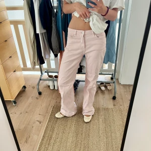 Rosa jeans - Säljer mina otroligt fina jeans då dom inte kommer lika mycket till användning längre! Märket är BLANCHE och nypris 1300 kr💞