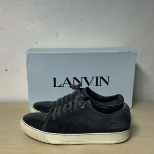 Lanvin Cap Toe - Säljer nu dessa Lanvin  i storlek 42-43 UK8. De är i okej skick och har mycket kvar att ge.  Skriv om ni har några frågor. 🙏🏼🙌🏼  Lite defekter här och där, sliten inner sula och ute sula, absolut inget som märks av vid användning   ❗️❗️INGA BYTEN!!!! ❗️❗️