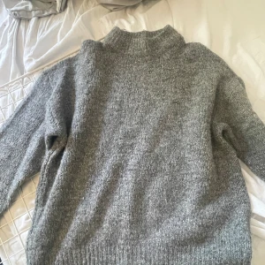 SÄLJER DENNA STICKADE TEÖJAN IFRÅN LAGER 157 - Säljer denna super mysiga stickade tröjan då den aldrig används längre, den är bra skick och är i stl S. Perfekt nu till hösten🍂 köpt för 150kr säljer för 100kr, eller kom med bud🫶🏻 