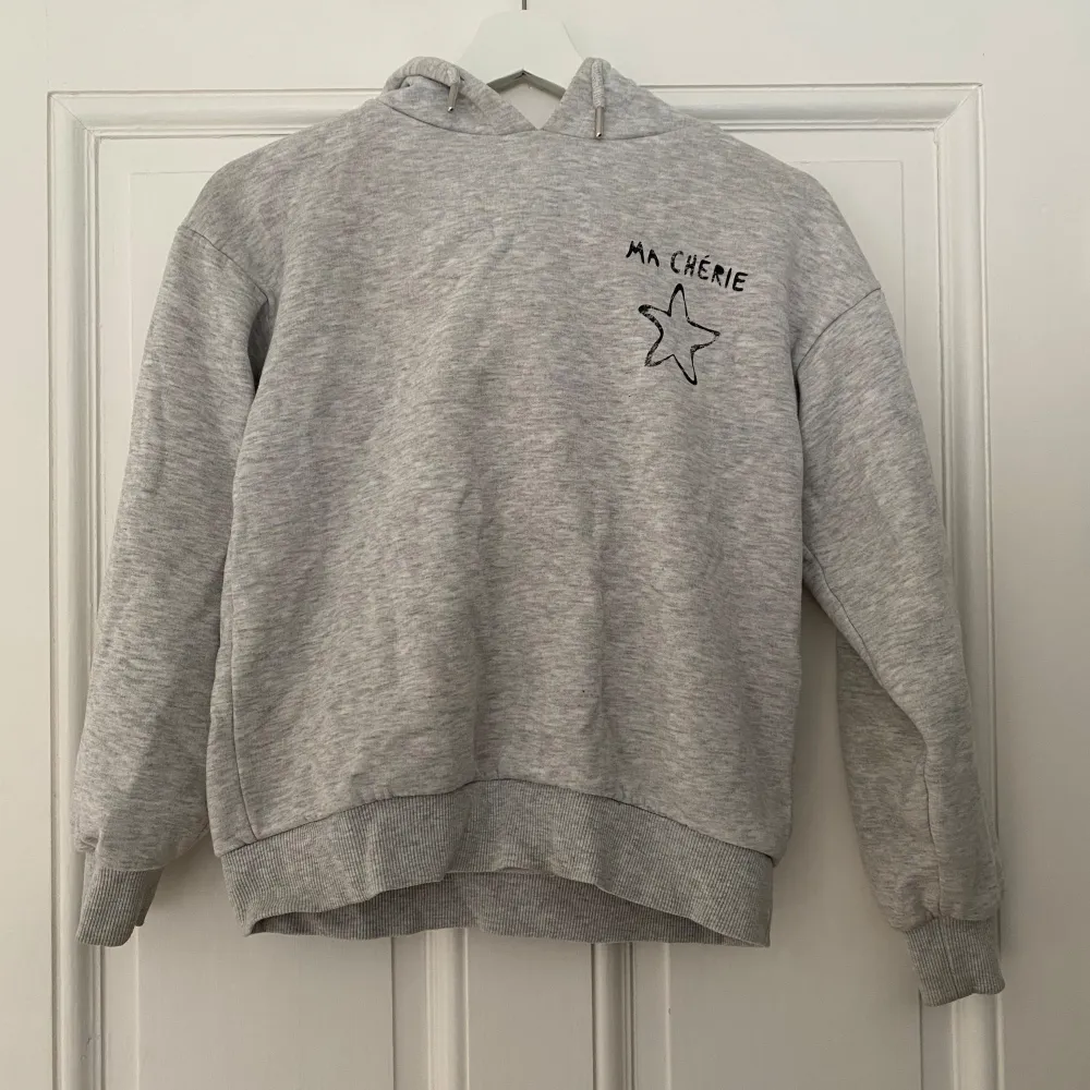 Fin grå ma chérie hoodie från Gina tricot🩶liten storlek men passar mig som vanligtvis har 164. Hoodies.