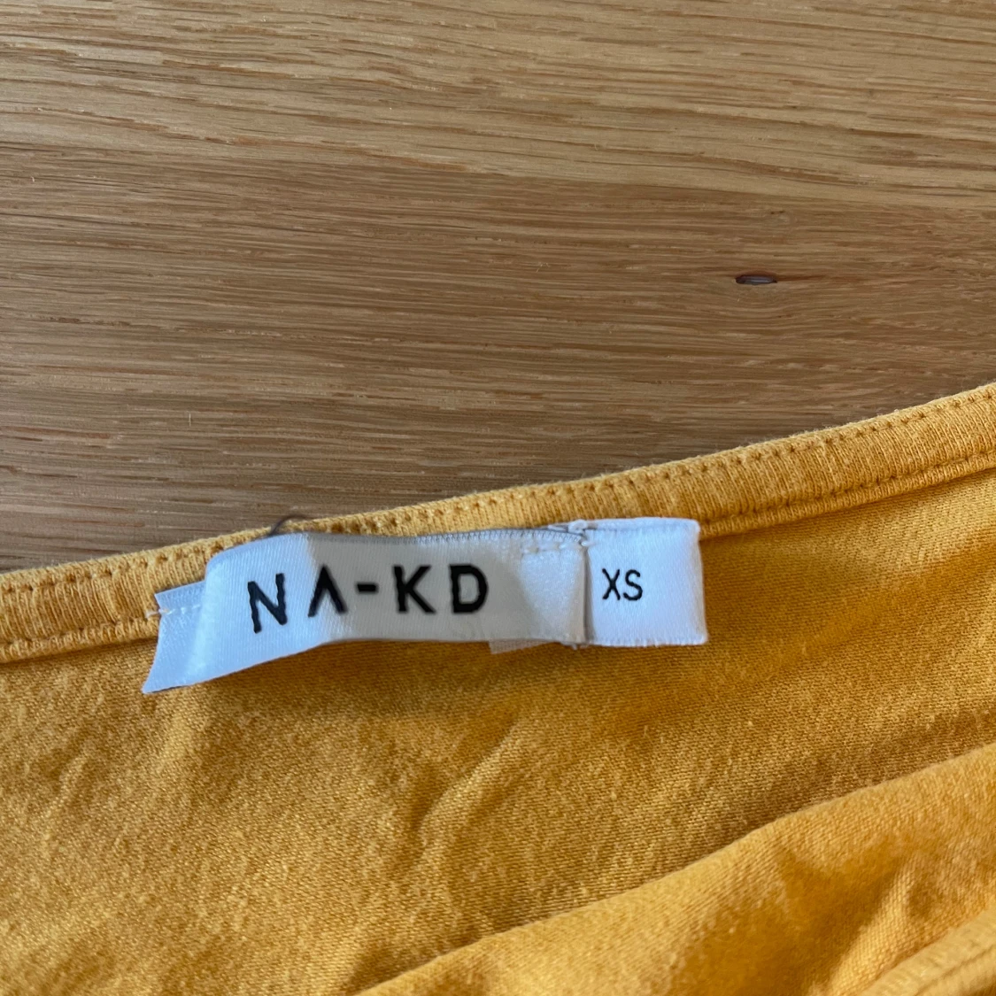 Gul oneshoulder topp från NA-KD - 2