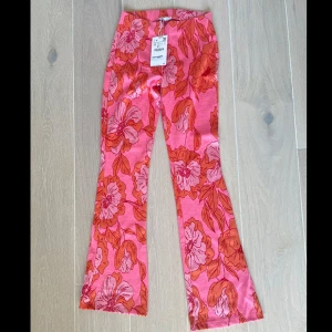 Byxor - Jättesköna och fina byxor från zara i storlek S🧡💖  Matchande tröja finns i min profil!!