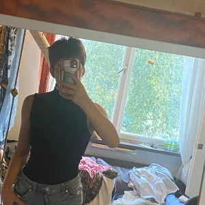 Turtleneck linne  - Ett fett snygg turtleneck linne som är i nyskick. Har bara använd två gånger. Köpt på Lindex ❤️