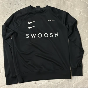 nike  - väldigt skönt material. perfekt nu under hösten. släpper inte in mycket kyla. den matchar med allt. hade varit riktigt iskall under hösten/vintern. kostar egentligen 1200kr som är köpt i Storbritanien.