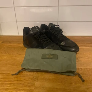 Valentino Rockrunners - Sjukt snygga Valentino Rockrunners till Hösten och Vintern ❄️ Dustbag tillkommer! Skick 9/10✅🤗 Vid minsta fråga eller fundering tveka inte att skriva//legitsthlmresell