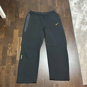 Nike nocta tech fleece pants - Oanvända nike nocta byxor. Köpta för 3200