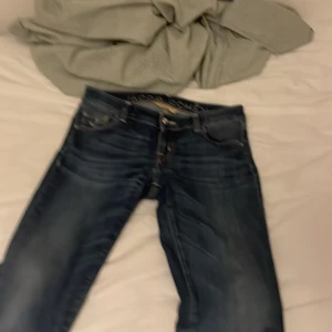 Jeans  - Intressekoll på ett par riktigt snygga jeans från Jacob Cohen! Byxorna är i storlek 30/30 vilket passar dig som är 170-177 cm lång! Byxorna är i fint skick ! Nypris 5200