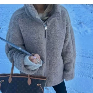 Teddy Jacka - Teddy jacka från hm i storlek m. I den beiga färgen☺️från hm