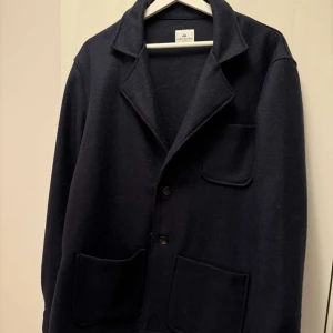 John henric overshirt  - Hej! Säljer min killes John henric overshirt i färgen blå. Storleken är L men passar även M. Overshirten är i väldigt bra skick.