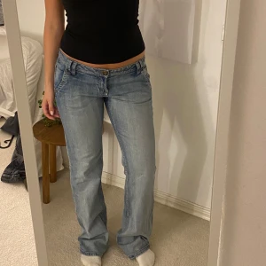 lowwaist jeans raka - Knappt använda lågmidjade jeans med bootcut/raka. Skitsnygga fickor och detaljer, säljer endast för att de inte passade mig😫 ❕Färgen är mest lik de 2 första bilderna❕ W40cm, innerbenslängd: 80cm