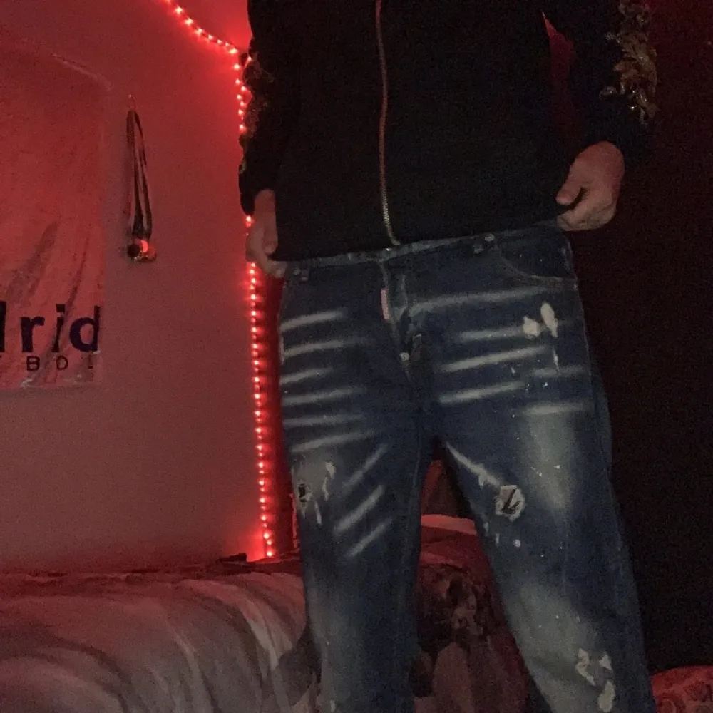 Säljer ett par snygga jeans från Dsquared2. De har en cool, sliten look med ljusa slitningar och detaljer. Perfekta för en avslappnad stil. Har knappast använd de. Skick 9/10. Jeans & Byxor.