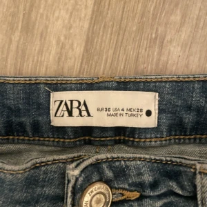 Zara jeans  - Lågmidjade flared jeans från zara i storlek 36,S. Jättensygg färg och sitter bra men är ändå väldigt sköna!🤍 l Bra skick!