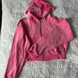 Hoodie från BikBok St xs - Använd ett fåtal gånger, fint skick, från djur och rökfritt hem.