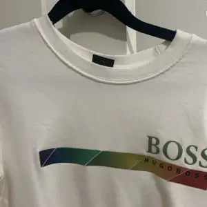 En hugo boss tröja i fint skick, den är använd 2 gånger. Säljer då den är för liten på mig. Pris kan diskuteras