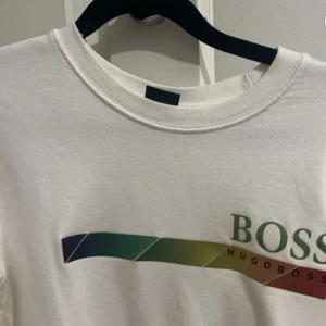 Hugo boss tröja - En hugo boss tröja i fint skick, den är använd 2 gånger. Säljer då den är för liten på mig. Pris kan diskuteras