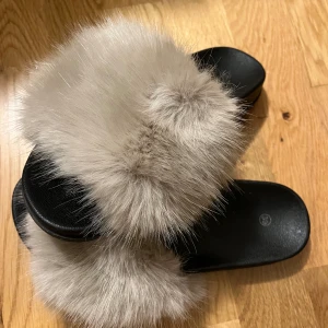 Fluff tofflor  - Så söta fluff tofflor. Använder inte de längre. 