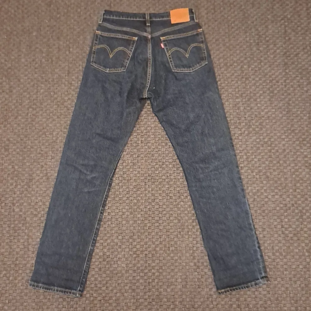 Ett par riktigt snygga Levis 501 jeans  |  skick 9/10  |  W27 L30  |  Modellen på bilden är 170  |  Nypris: 1000 kr. Jeans & Byxor.