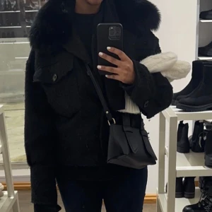 Meotine jacka - Säljer min fina Meotine jacka då den inte längre kommer till användning, den är i super bra skick. Pris går att diskuteras 🫶🏽