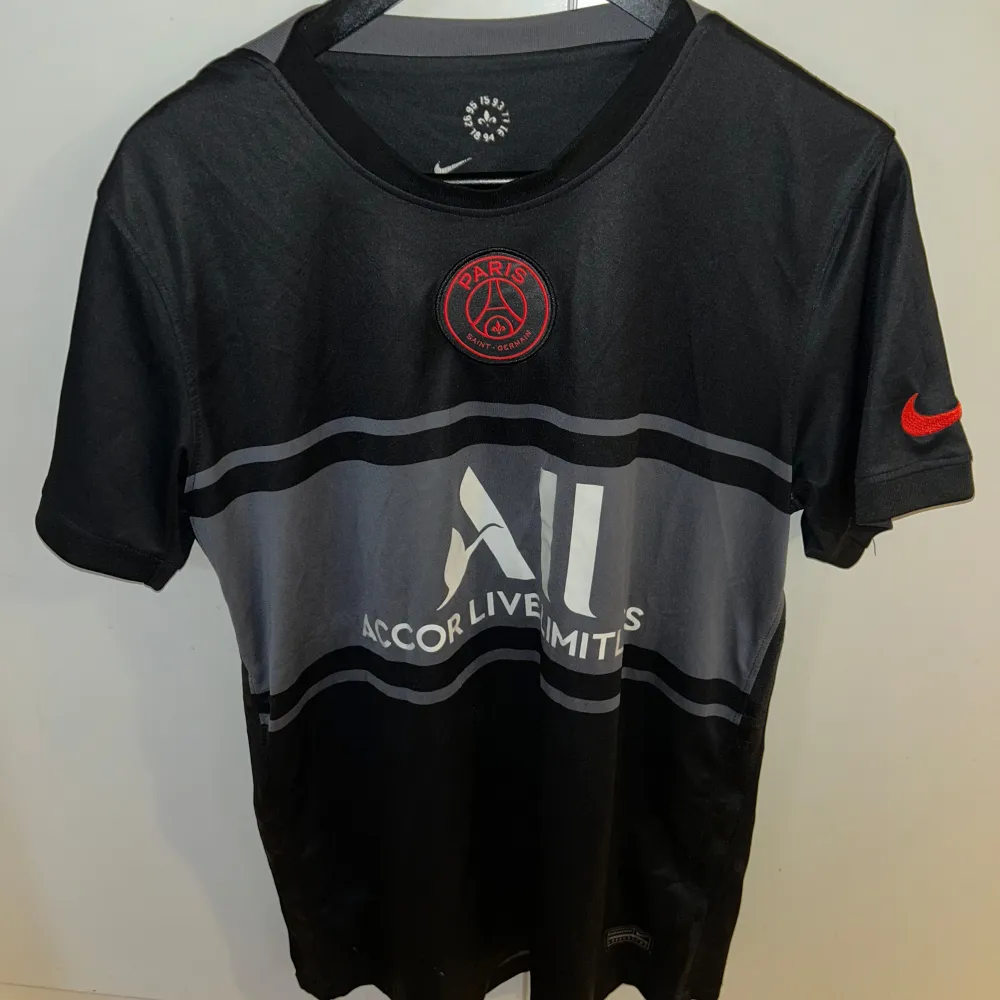 Psg t shirt. T-shirts.