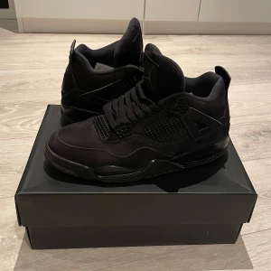 Jordan 4 Black Cats - Säljer skorna pga att dem har blivit små. Skick: 8/10  Skorna passa även storlek 44 och pris går att diskuteras!