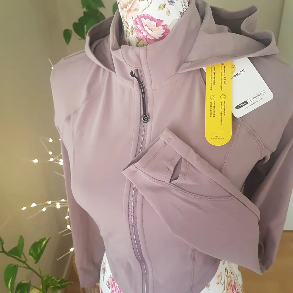 Ny i påse. Nypris 339 kr, fina recensioner online. Älskar Glowmode, men denna modell var tyvärr inte helt för mig. Feather fit. Fin dammlila/mauve färg - Liten i strl, mer en tight S! Skriv för mer info. ~ STOR rensning & erbjudanden i min shop ~. Sportswear.