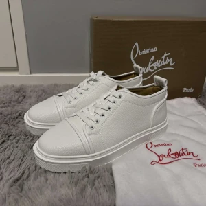 Christian Louboutin skor - Jätte snygga unisex skor. Storleken är 43. Jätte fräscha, HELT NYA. Allt på bilderna kommer med plus kort och äktehetsbevis. Pris kan diskuteras. Hör av er vid funderingar!!