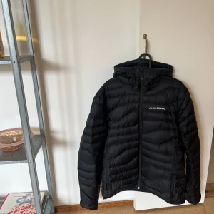 Tunn dunjacka - J.Lindeberg  - Tunnare dunjacka från j.lindeberg Nyskick Nypris: 2 800kr Storlek L Jackan har två ytterfickor men även två innerfickor på vardera sida.
