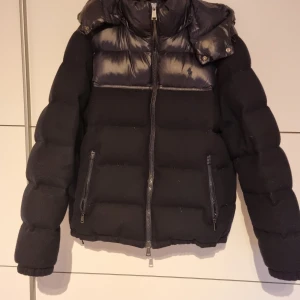 Ralph lauren vinter jacka - Dags att sälja min ralph lauren jacks. En mycket bra skick vinter jacka. Använd max 2 gånger men den passar inte mig lägre.