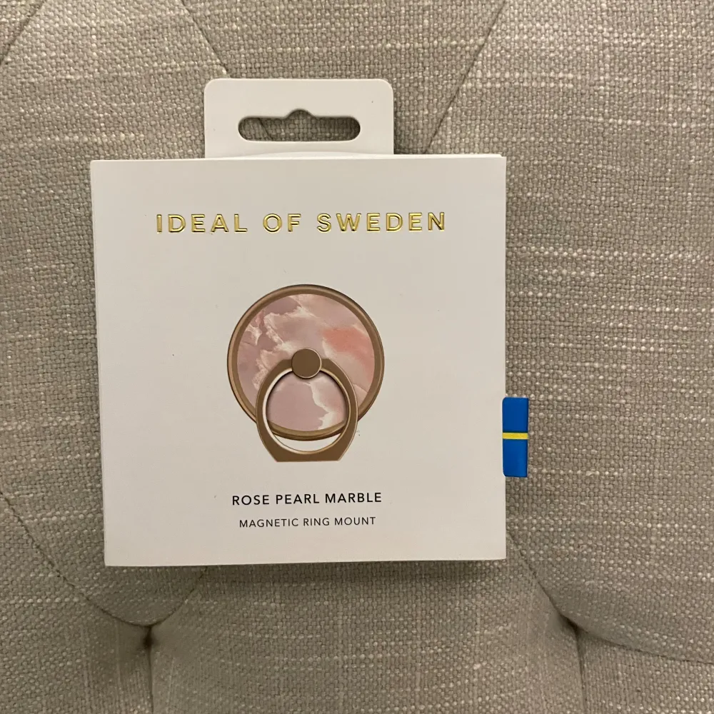 Säljer en superfin magnetisk ring mount i färgen Rose Pearl Marble från Ideal of Sweden. Den har en snygg marmorerad design i rosa och guld, perfekt för att ge din mobil ett extra lyxigt utseende. Ny, oanvänd . Accessoarer.