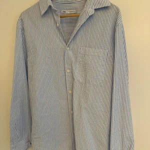 Zara skjorta  - Zara skjorta  Storlek:Medium Skick:9/10 (använd 2 gånger) Pris:150kr  Köparen står för eventuell frakt. 